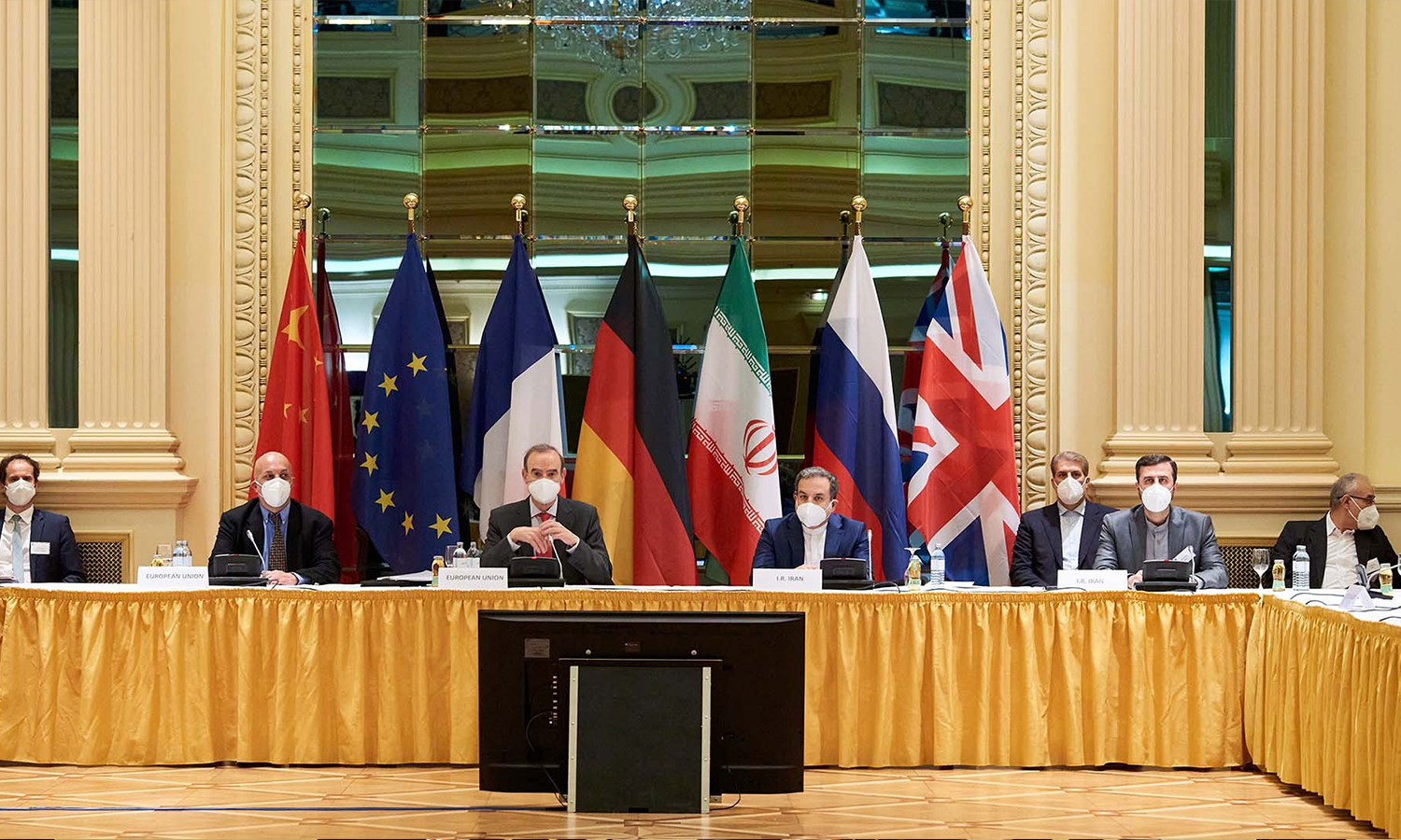 رؤساء الوفود المشاركة في محادثات فيينا حول الملف النووي الإيراني خلال جلسة مفاوضات، 6 نيسان من 2021. (رويترز)