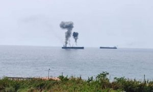 دخان يخرج من ناقلة نفط قبالة ساحل بانياس بريف طرطوس - 9 من أيار 2021 (فيس بوك: بانياس البلد)