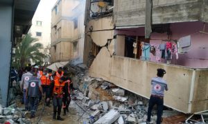 فرق إنقاذ في مكان تعرض لقصف إسرائيلي في حي الرمال بغزة فجر اليوم - 16 من أيار 2021 (وكالة شهاب)