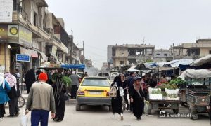 مواطنون في سوق الرقة الشرقي بمدينة الرقة 5 من نيسان 2021 (عنب بلدي/ حسام العمر)