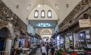 تأهيل سقف السوق المغلق في مدينة اعزاز (عنب بلدي/وليد عثمان)