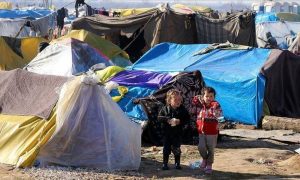طفلان في مخيم للاجئين باليونان (الأناضول)