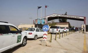 سيارات تنتظر الدخول إلى سوريا عبر معبر 