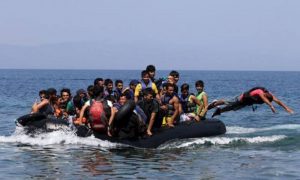 طالبو لجوء على متن زورق مطاطي وسط البحر (رويترز)