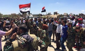 عناصر من جيش النظام ومؤيدوه يحتفلون بسيطرة النظام على القنيطرة - 27 من تموز 2018 (AP)