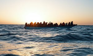 مركب يحمل لاجئين في البحر المتوسط (Sea Eye 4)