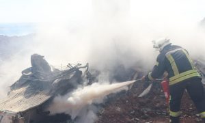 فرق الدفاع المدني تطفئ حريقًا مشتعلًا بسيارة استهدفت بصاروخ موجه غربي حلب - 7 أيار 2021 (الدفاع المدني السوري)