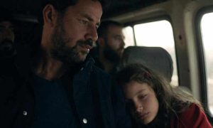 نور تتكئ على ذراع والدها في الحافلة في أحد مشاهد فيلم  