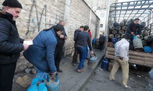 مواطنون يقفون في طابور للحصول على أسطوانة غاز بحي صلاح الدين في حلب (MEO)