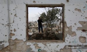 صحفي يصور أنقاض المنازل التي قصفها النظام السوري في إدلب (عنب بلدي)