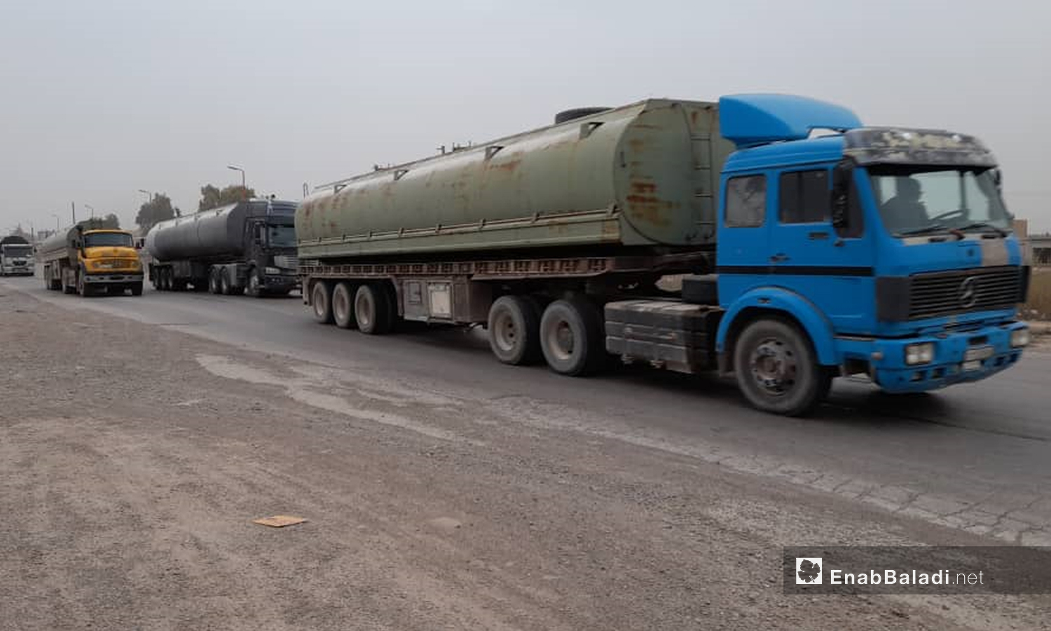 صهاريج نقل النفط على طريق الرقة دير الزور - 15 آذار 2021 (عنب بلدي /حسام العمر)