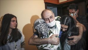رجل الأعمال التركي وقاص أورهان يحتضن عائلته بعد خروجه من معتقلات النظام السوري_ 20 من أيار (الأناضول)