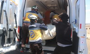 انتشال الدفاع المدني لجثة امرأة قتلت بقصف لوقت النظام بريف ادلب- 22 حزيران 2021 (الدفاع المدني/ تويتر)