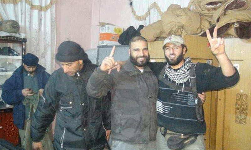 القيادي السابق في "الجيش الحر" عماد أبو زريق أثناء التجهيز لمعركة "الكتيبة المهجورة" عام 2013- (صفحة "محمد المحاميد" عبر "فيس بوك")