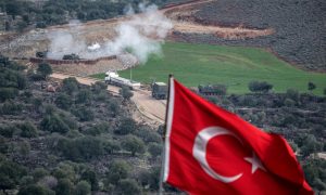 علم تركيا بالقرب من الحدود مع سوريا (AFP)
