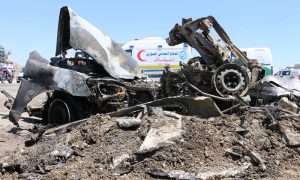 انقاض السيارة المفخخة التي انفجرت بالقرب من مدينة عفرين - 15 من حزيران 2021 (الدفاع المدني السوري/ تويتر)