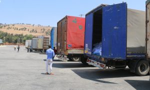 دخول آخر قوافل المساعدات الإنسانية من معبر باب الهوى مع الحدود السورية- التركية - 9 حزيران 2021 (عنب بلدي / وليد عثمان) 

