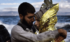 زوجان لاجئان سوريان بعد وصولهما إلى جزيرة ليسبوس اليونانية قادمان من تركيا لطلب اللجوء في أوروبا- 4 من تشرين الأول 2015 (Flickr / Jordi Bernabeu Farrús)
