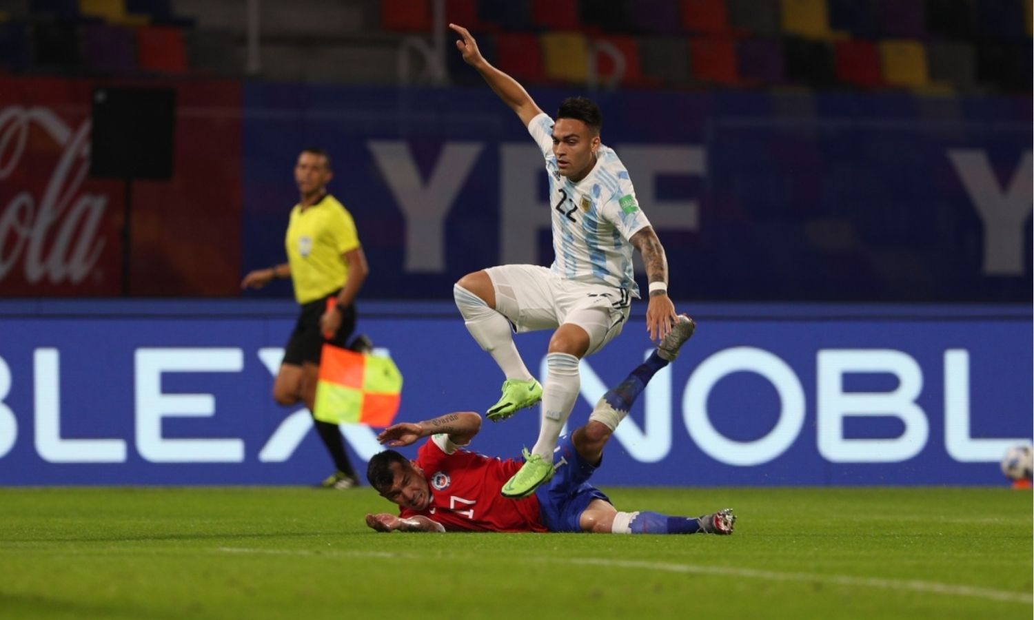 مواجهة الأرجنتين وتشيلي في تصفيات كأس العالم 2022 (حساب المنتخب الأرجنتيني/ تويتر)