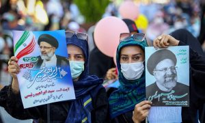 سيدتان ترفعان صور المرشح للرئاسة الإيرانية إبراهيم رئيسي_ 18 من حزيران (وكالة أنباء فارس)