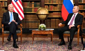 الرئيس الأمريكي، جو بايدن، مع الرئيس الروسي، فلاديمير بوتين، خلال الاجتماع الأول بينهما في جينيف (رويترز)