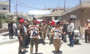 عناصر من قوات النظام يشيعون قوات قتلوا بانفجار لغم بريف السلمية (فيسبوك: فرع حماة - شعبة سلمية)
