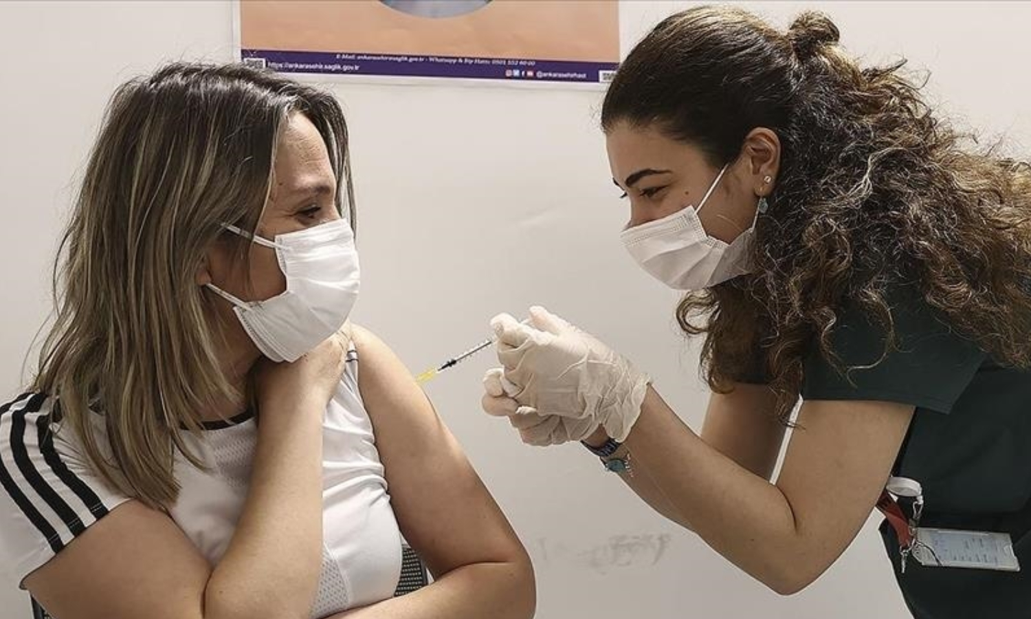 عملية التطعيم في مشافي تركيا (الأناضول)