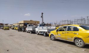 رتل سيارات يقف على إحدى محطات الوقود في الرقة 16 من نسيان 2021 (حسام العمر/عنب بلدي)