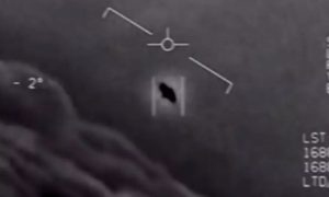 صورة ملتقطة عن الشاشة في 28 من نيسان 2020 وزعتها وزارة الدفاع الأميركية لشريط فيديو يظهر جسمًا طائرًا غريبًا - وزارة الدفاع الأميركية (AFP)
