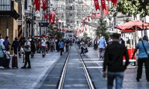 مشاة في شارع الاستقلال باسطنبول (الأناضول)