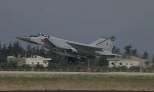 طائرة حربية روسية تقلع من مطار قاعدة حميميم في سوريا للمشاركة في مناورات روسية في البحر المتوسط (tvzvezda)