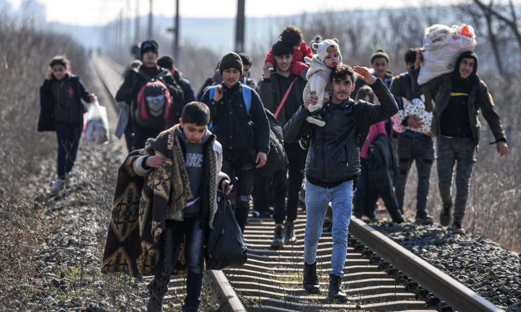 لاجئون يعبرون الحدود التركية اليونانية (AFP)