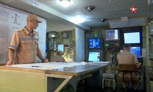 ضباط روس في غرفة إدارة المناورات البحرية - 29 حزيران 2021 (tvzvezda)
