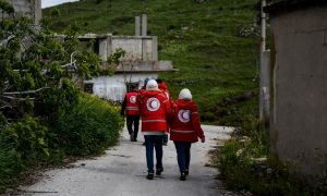 متطوعون للهلال الأحمر السوري في ريف حمص - 18 أيار 2021 (صفحة المنظمة في فيس بوك)