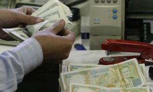 أوراق نقدية من فئتي الليرة السورية والدولار الأمريكي_ أيلول 2020 (AFP)