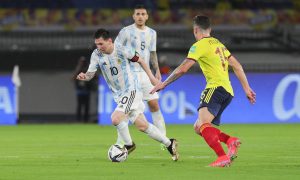 نجم المنتخب الأرجنتيني ليونيل ميسي في مباراة ضد كولومبيا في تصفيات كأس العالم - 9 حزيران 2021 (حساب المنتخب الأرجنتيني في تويتر)
