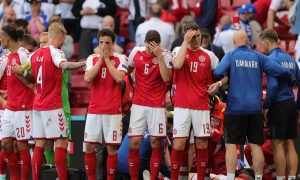 لاعبو المنتخب الدنماركي يحيطون بايركسين لحظة إصابته في مواجهة فلندا في بطولة أمم أوروبا (Getty Images)

