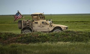 مركبة عسكرية أمريكية بالقرب من الريف الشمالي لمحافظة الحسكة شمال شرقي سوريا- 25 من نيسان 2020 (AFP دليل سليمان)
