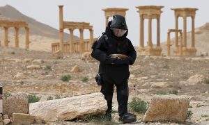 خبير متفجرات في الجيش الروسي يعمل على إزالة الألغام من الجزء التاريخي من تدمر في سوريا (رويترز)
