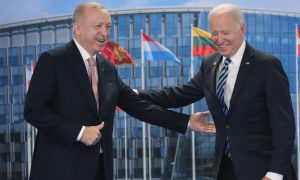 الرئيس الأمريكي جو بادين والرئيس التركي رجب طيب أردوغان على هامش قمة حلف شمال الأطلسي (ناتو)_ 16 من حزيران 2021 (الأناضول)