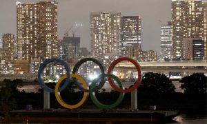 الحلقات الرمزية للألعاب الأولمبية في مدينة طوكيو اليابانية - 14 تموز 2021 (رويترز)