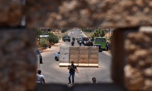 حافلة مدنيين متوقفة عند نقطة تفتيش لجيش النظام في درعا جنوبي سوريا - 11 تموز 2018 (AFP)