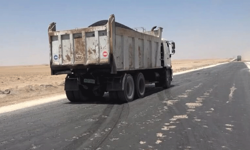 شاحنة تعبر طريق "الرقة- الحسكة" الواصل بين محافظتي الرقة والحسكة شمال شرقي سوريا- حزيران 2021 (بيسان إف إم)