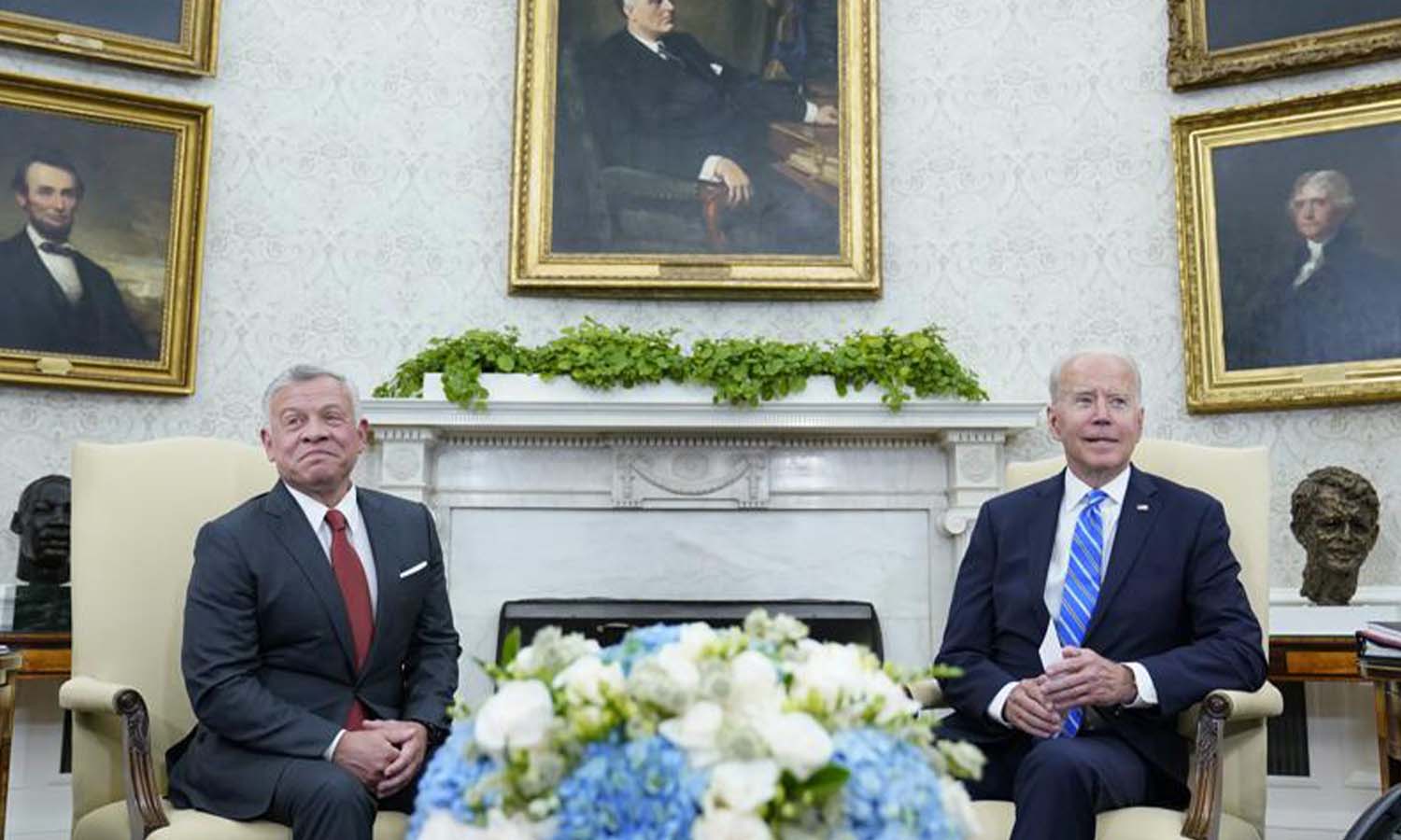 الرئيس جو بايدن ، يلتقي بالعاهل الأردني الملك عبد الله الثاني ، من اليسار ، في المكتب البيضاوي للبيت الأبيض في واشنطن ، الإثنين ، 19من تموز ، 2021 (AP)