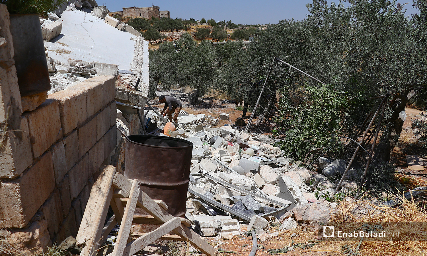 استهداف بلدة سرجة بقذائف "كرانسبول الموجهة" في جبل الزاوية جنوب محافظة إدلب - 17 تموز 2021 (عنب بلدي / أنس الخولي)