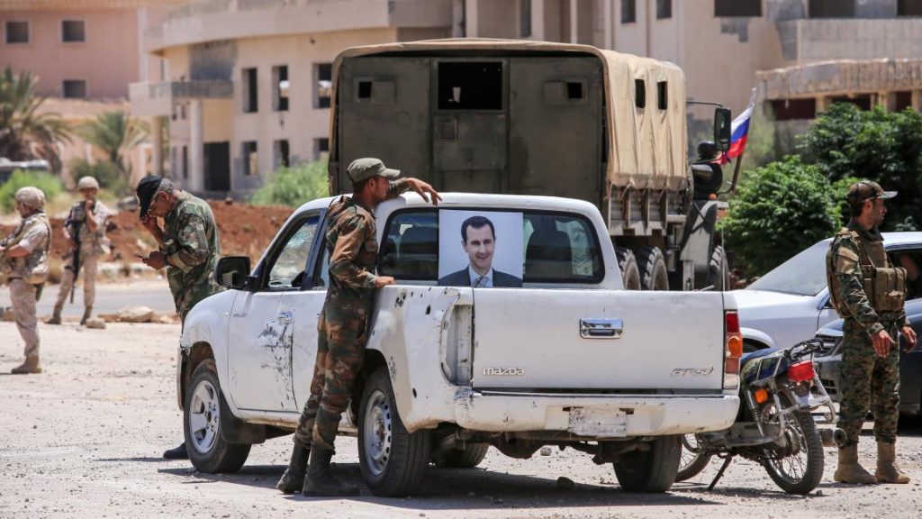 تجمع لعناصر من قوات النظام السوري في درعا (AFP)