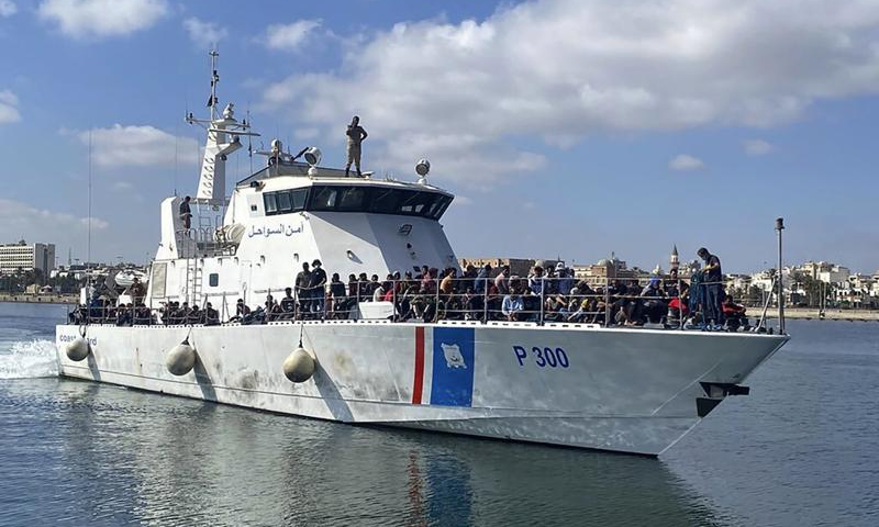 قارب يحمل مهاجرين أُعيدوا إلى ليبيا (IOM)