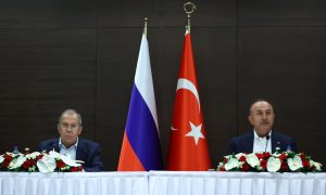 وزيرا الخارجية، الروسي، سيرغي لافروف، والتركي، مولود جاويش أوغلو في أنطاليا التركية في 30 من حزيران 2020 (وزارة الخارجية الروسية)