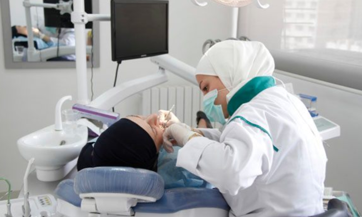 طبيبة أسنان في سوريا (صحيفة تشرين)