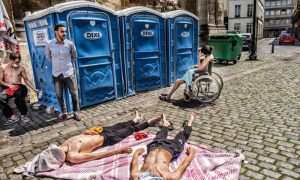 طالبو لجوء مضربون عن الطعام في بروكسل للمطالبة بستوية أوضاعهم - 9 من تموز 2021 (de morgen)